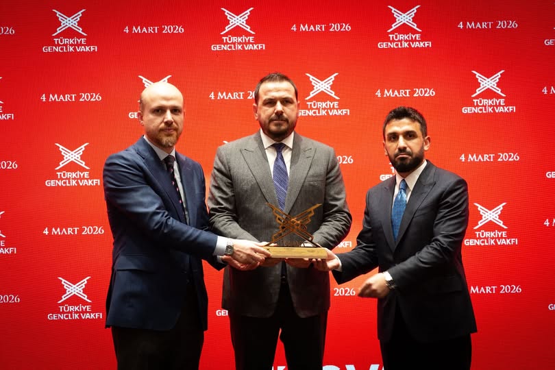 Necmettin Bilal Erdoğan’dan Adnan Duman’a Plaket