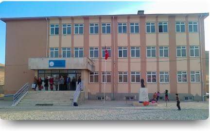 Okul Müdürünün Vatandaşı Dolandırdığı İddiası