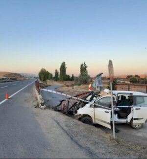 Kırıkkale’de Demir Korkuluklara Çarpan Araçta 1 Kişi Öldü 2 Kişi Yaralandı